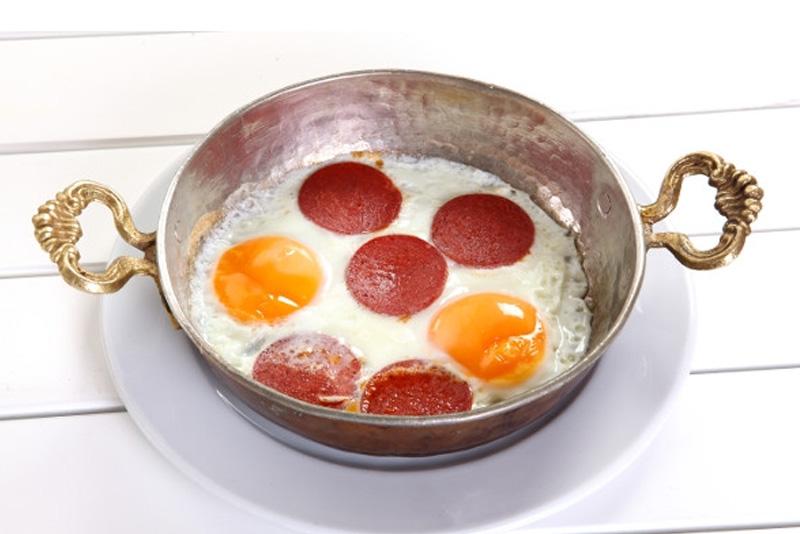 Sahanda Sucuklu Yumurta / Fried Eggs with Sausages